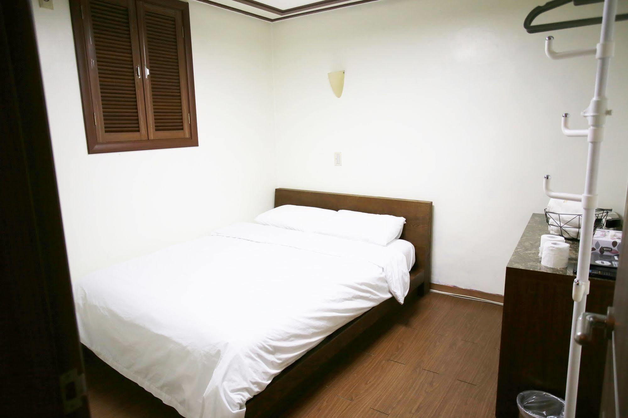 Sinchon Sisters Hostel Seoul Ngoại thất bức ảnh