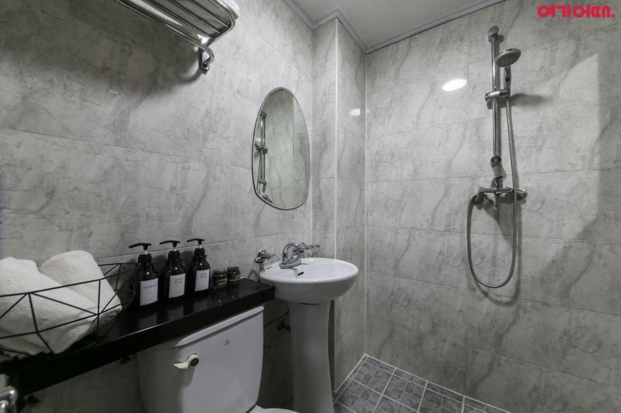 Sinchon Sisters Hostel Seoul Ngoại thất bức ảnh